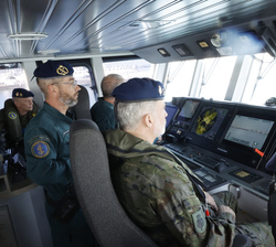 Su Majestad el Rey durante su visita al puente de Gobierno