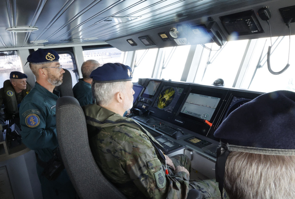 Su Majestad el Rey durante su visita al puente de Gobierno