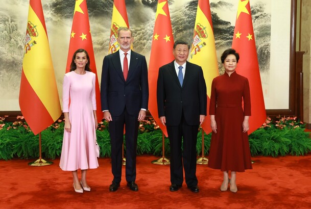Fotografía oficial de Sus Majestades los Reyes junto al presidente de la República Popular China, Xi Jinping y  la primera Dama, Peng Liyuan, tras la 