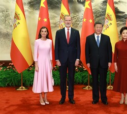 Fotografía oficial de Sus Majestades los Reyes junto al presidente de la República Popular China, Xi Jinping y  la primera Dama, Peng Liyuan, tras la 