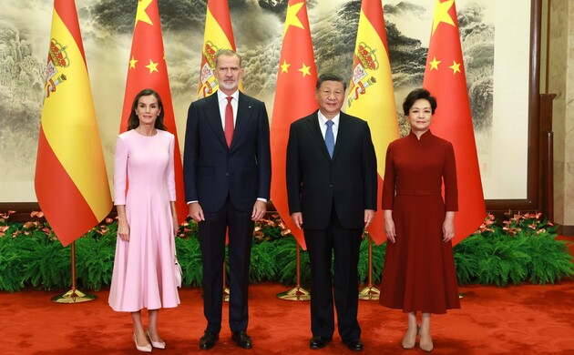Fotografía oficial de Sus Majestades los Reyes junto al presidente de la República Popular China, Xi Jinping y  la primera Dama, Peng Liyuan, tras la 