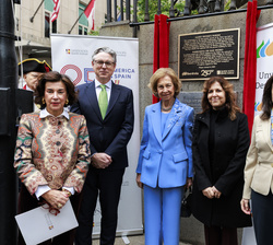 Fotografía de grupo de Doña Sofía ante la placa en honor a Diego de Gardoqui, primer embajador de España en Estado Unidos