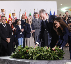 Sus Majestades los Reyes en la ofrenda floral junto al monumento en homenaje a las víctimas de la DANA